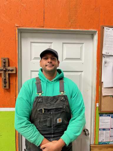 Uri Senanayake headshot.