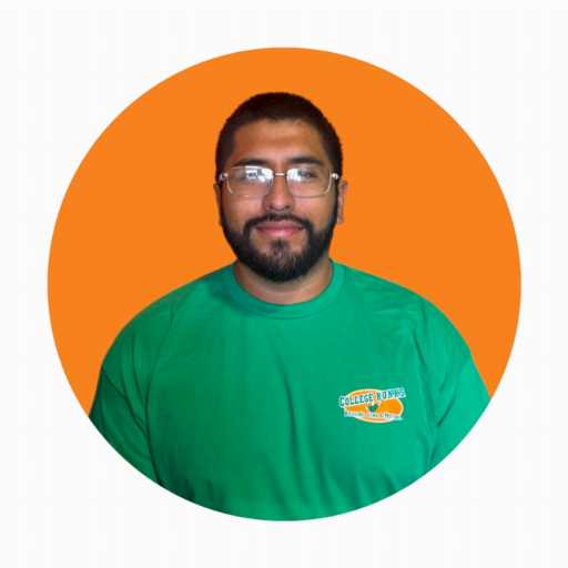 Carlos Contreras headshot.